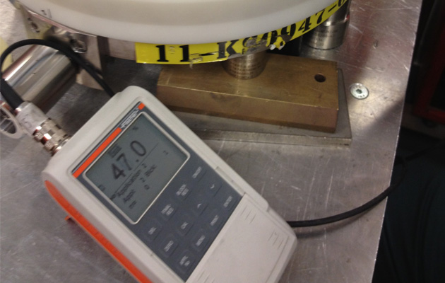 Handheld gauge measuring a welded component